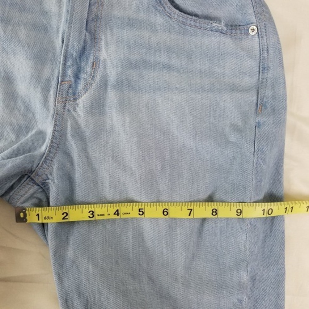 American Eagle Mom Jean Light Wash Distressed High Waisted Denim Blue 4 Short - Picture 5 of 11